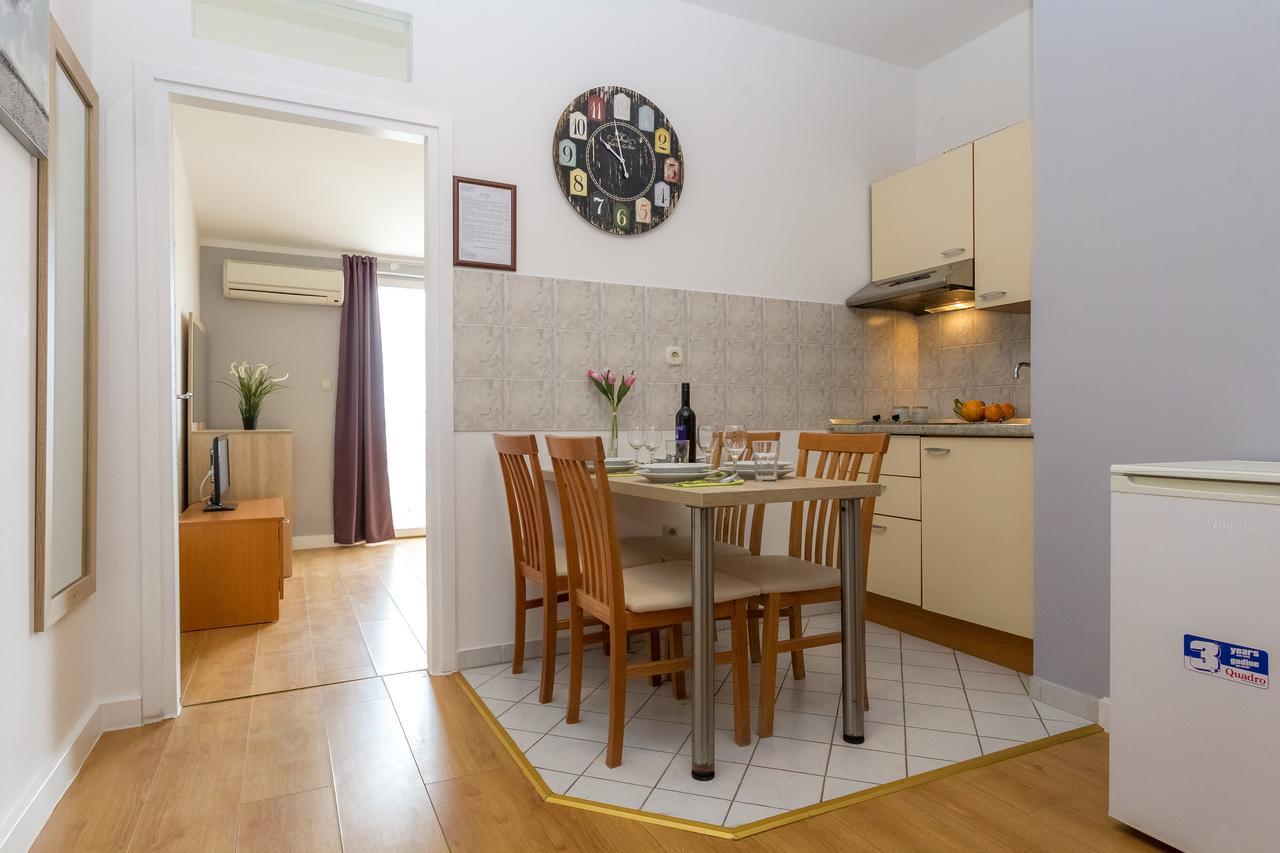 Apartments In City Center Ventus Novalja Exterior foto